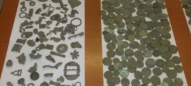 Βρήκαν θησαυρό στην Ημαθία - Είχε στο σπίτι του πάνω από 1.000 αρχαία νομίσματα και κοσμήματα - Φωτογραφία 1