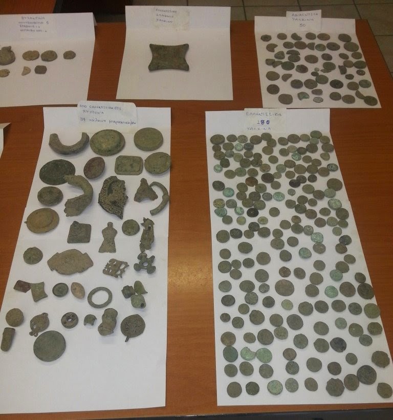 Βρήκαν θησαυρό στην Ημαθία - Είχε στο σπίτι του πάνω από 1.000 αρχαία νομίσματα και κοσμήματα - Φωτογραφία 2