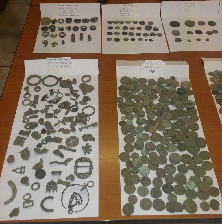 Βρήκαν θησαυρό στην Ημαθία - Είχε στο σπίτι του πάνω από 1.000 αρχαία νομίσματα και κοσμήματα - Φωτογραφία 3
