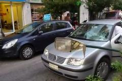 Νταλίκα ισοπέδωσε κολόνα, που έπεσε πάνω σε  Ι.Χ. [photos]
