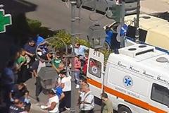 Πύργος: Αιμόφυρτος άνδρας έπειτα απο λιποθυμία στην οδό Πατρών - Δεν ήθελε ν'ανέβει στο ασθενοφόρο [photos]