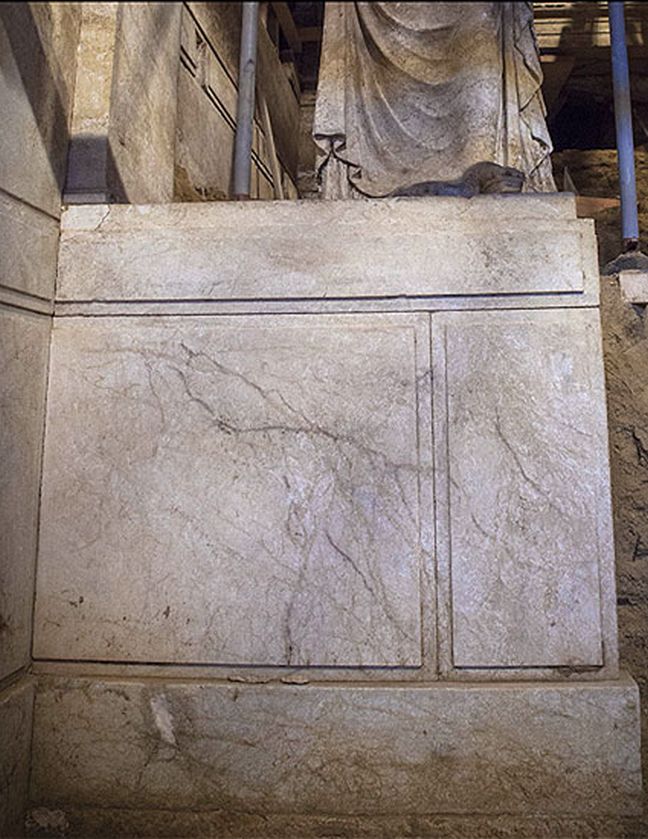 Νέες φωτογραφίες από το εσωτερικό του ταφικού μνημείου στην Αμφίπολη που ΣΥΓΚΛΟΝΙΖΟΥΝ...[photos] - Φωτογραφία 3
