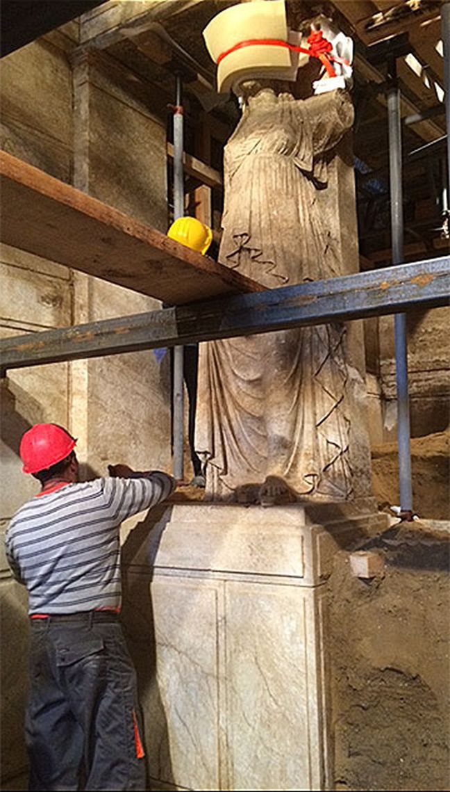 Νέες φωτογραφίες από το εσωτερικό του ταφικού μνημείου στην Αμφίπολη που ΣΥΓΚΛΟΝΙΖΟΥΝ...[photos] - Φωτογραφία 4