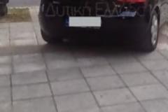 Πάρκαρε το αυτοκίνητο στη μέση της πλατείας ... για να το πουλήσει! [photos]