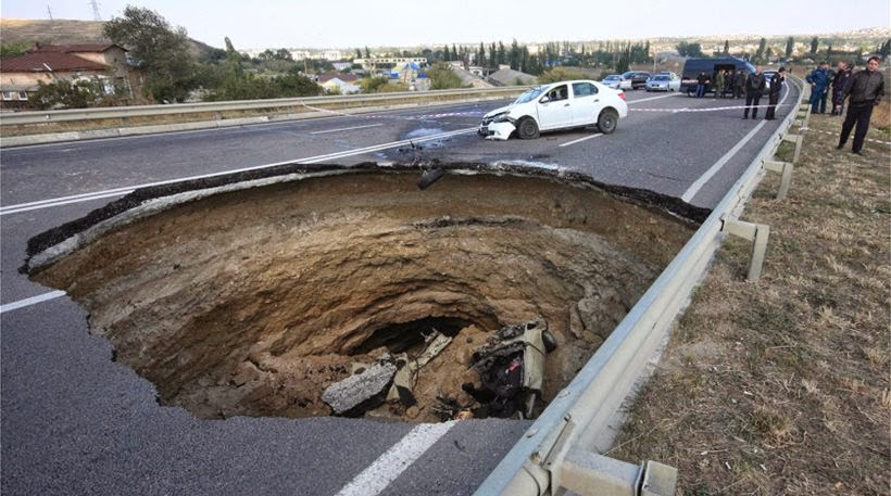 Κριμαία: Τεράστια τρύπα στο οδόστρωμα «κατάπιε» αυτοκίνητο - Έξι νεκροί - Φωτογραφία 1