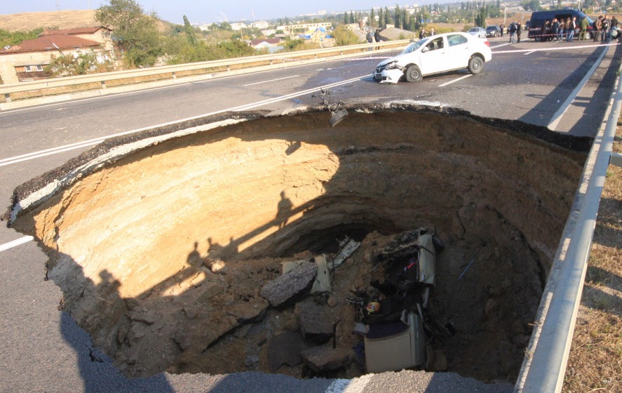 Κριμαία: Τεράστια τρύπα στο οδόστρωμα «κατάπιε» αυτοκίνητο - Έξι νεκροί - Φωτογραφία 2