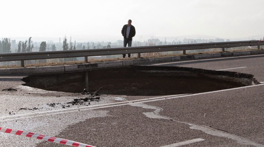 Κριμαία: Τεράστια τρύπα στο οδόστρωμα «κατάπιε» αυτοκίνητο - Έξι νεκροί - Φωτογραφία 3