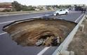 Κριμαία: Τεράστια τρύπα στο οδόστρωμα «κατάπιε» αυτοκίνητο - Έξι νεκροί