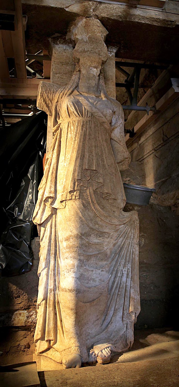 Αμφίπολη: Οι φωτογραφίες από τον αρχαίο τάφο που σαρώνουν στο ίντερνετ - Φωτογραφία 2