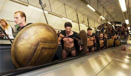 This is Sparta! Σπαρτιάτες πολεμιστές κατέκλυσαν το μετρό του Λονδίνου - Φωτογραφία 1