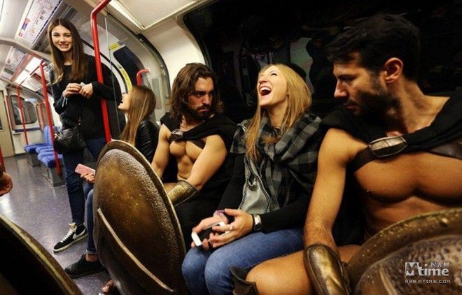 This is Sparta! Σπαρτιάτες πολεμιστές κατέκλυσαν το μετρό του Λονδίνου - Φωτογραφία 10