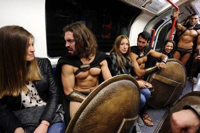 This is Sparta! Σπαρτιάτες πολεμιστές κατέκλυσαν το μετρό του Λονδίνου - Φωτογραφία 11