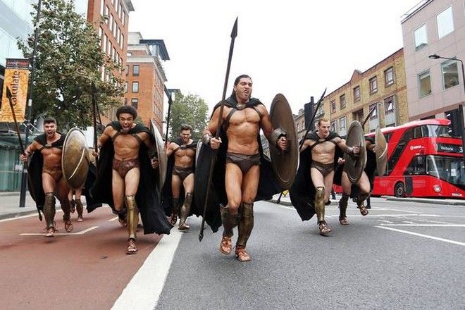 This is Sparta! Σπαρτιάτες πολεμιστές κατέκλυσαν το μετρό του Λονδίνου - Φωτογραφία 2