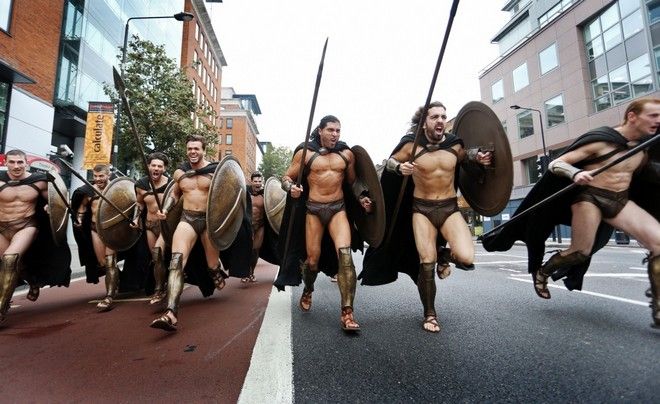 This is Sparta! Σπαρτιάτες πολεμιστές κατέκλυσαν το μετρό του Λονδίνου - Φωτογραφία 3