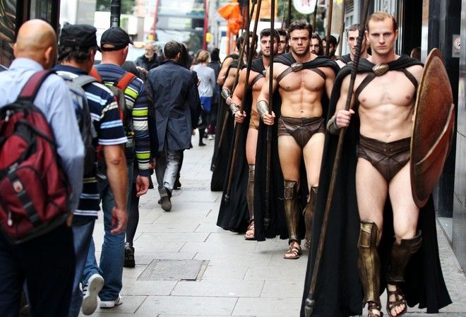 This is Sparta! Σπαρτιάτες πολεμιστές κατέκλυσαν το μετρό του Λονδίνου - Φωτογραφία 4