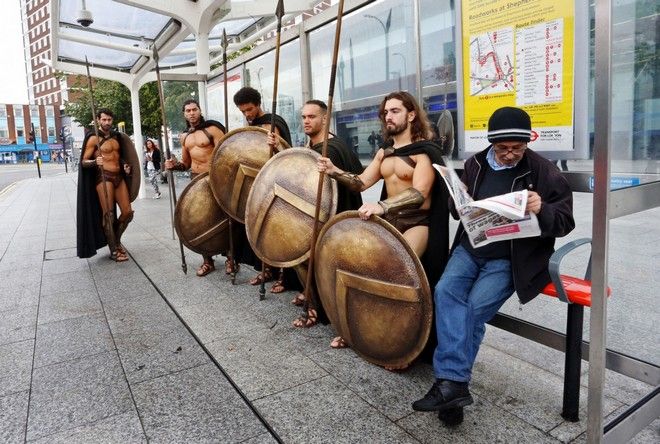 This is Sparta! Σπαρτιάτες πολεμιστές κατέκλυσαν το μετρό του Λονδίνου - Φωτογραφία 6