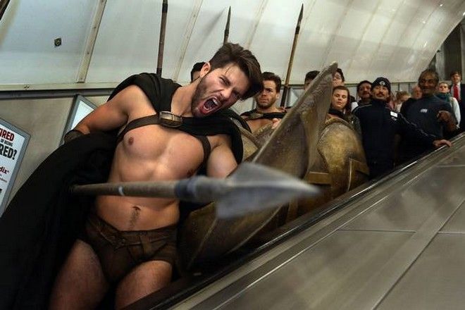 This is Sparta! Σπαρτιάτες πολεμιστές κατέκλυσαν το μετρό του Λονδίνου - Φωτογραφία 7