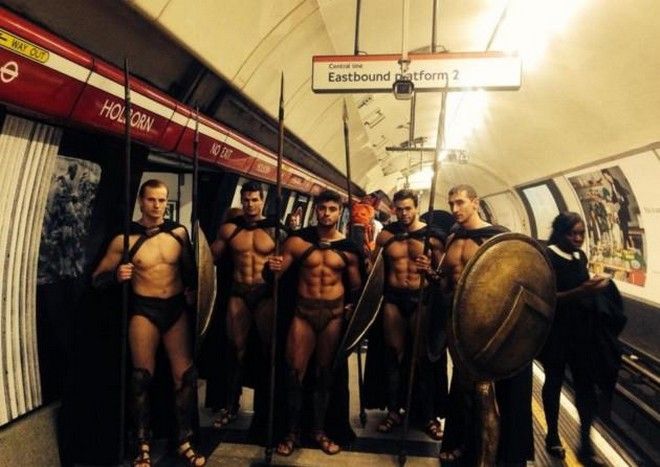This is Sparta! Σπαρτιάτες πολεμιστές κατέκλυσαν το μετρό του Λονδίνου - Φωτογραφία 8