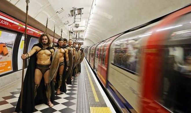 This is Sparta! Σπαρτιάτες πολεμιστές κατέκλυσαν το μετρό του Λονδίνου - Φωτογραφία 9