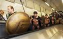 This is Sparta! Σπαρτιάτες πολεμιστές κατέκλυσαν το μετρό του Λονδίνου