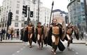 This is Sparta! Σπαρτιάτες πολεμιστές κατέκλυσαν το μετρό του Λονδίνου - Φωτογραφία 5