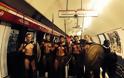 This is Sparta! Σπαρτιάτες πολεμιστές κατέκλυσαν το μετρό του Λονδίνου - Φωτογραφία 8
