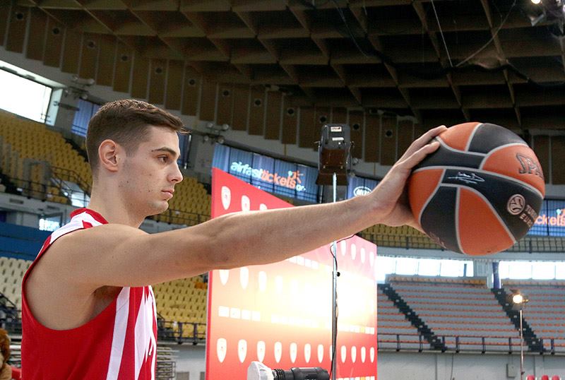 ΣΕ ΕΙΚΟΝΕΣ... ΤΟ backstage ΤΗΣ Media Day ΤΟΥ ΘΡΥΛΟΥ... (PHOTOS) - Φωτογραφία 4