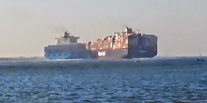 Σύγκρουση δύο γιγάντιων πλοίων στη διώρυγα του Σουέζ (Video) - Φωτογραφία 1