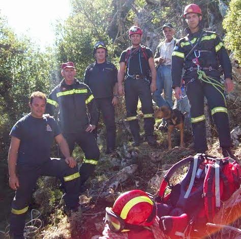 Φθιώτιδα: Κατέβηκαν με σχοινιά σε χαράδρα 400 μέτρων για να σώσουν τον εγκλωβισμένο σκύλο - Φωτογραφία 2