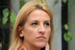Η Ρένα Δούρου φωτογραφίζεται κακοποιημένη σε περιοδικό