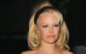 Η Pamela Anderson σε βραδυνή έξοδο της στο Chateau Marmont του West Hollywood