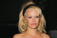 Η Pamela Anderson σε βραδυνή έξοδο της στο Chateau Marmont του West Hollywood