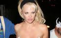 Η Pamela Anderson σε βραδυνή έξοδο της στο Chateau Marmont του West Hollywood - Φωτογραφία 2