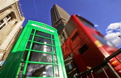 Μας αποχαιρετούν οι κόκκινοι τηλεφωνικοί θάλαμοι του Λονδίνου και γίνονται... πράσινοι - Φωτογραφία 1