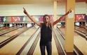 Kylie Minogue: Παίζει bowling και κάνει... strike