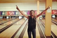 Kylie Minogue: Παίζει bowling και κάνει... strike
