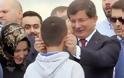 Δείτε πως έδειξε την... αγάπη του στα παιδιά ο Τούρκος πρωθυπουργός - Έφαγε μεγάλο κράξιμο [photo]