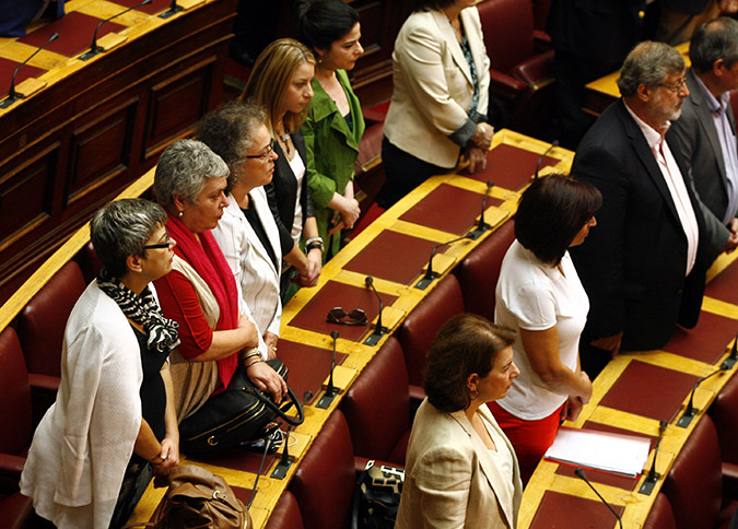 Τι φόρεσαν οι κυρίες της Βουλής - Ποιας το ντεκολτέ έκλεψε την παράσταση - Φωτογραφία 9