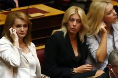 Τι φόρεσαν οι κυρίες της Βουλής - Ποιας το ντεκολτέ έκλεψε την παράσταση