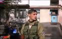 ΒΙΝΤΕΟ-Στρατιώτης δίνει συνέντευξη ενώ δίπλα του σκάνε οβίδες