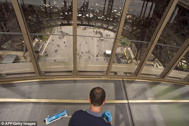 Γυάλινο πάτωμα από σήμερα στον Πύργο του Άιφελ - Θέα που κόβει την ανάσα! [photos] - Φωτογραφία 3
