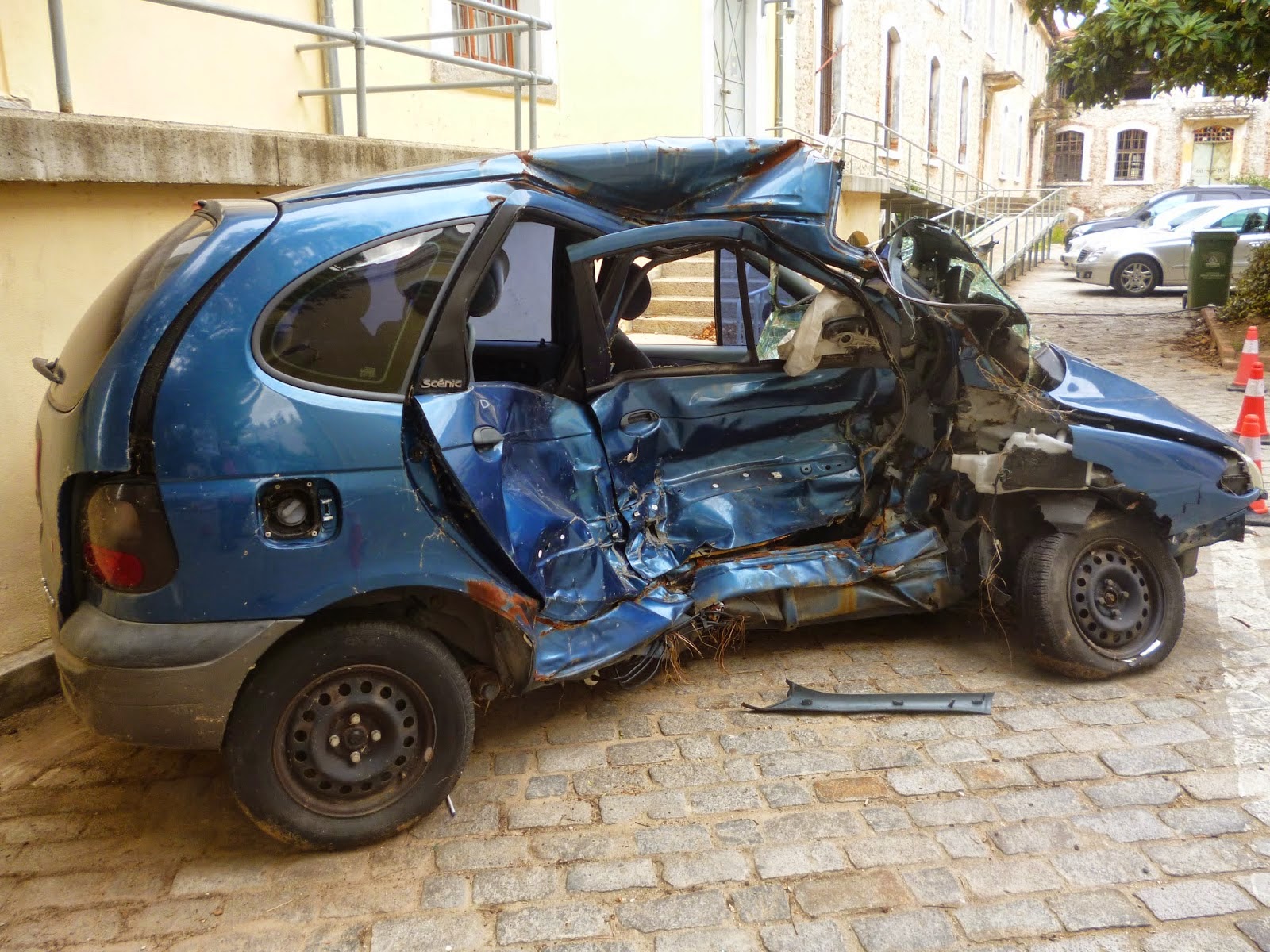 Το αμάξι “τσαλακώθηκε” αλλά βγήκε ζωντανός – Συμβουλές ασφαλούς οδήγησης από την Τροχαία Ξάνθης [video + photos] - Φωτογραφία 1