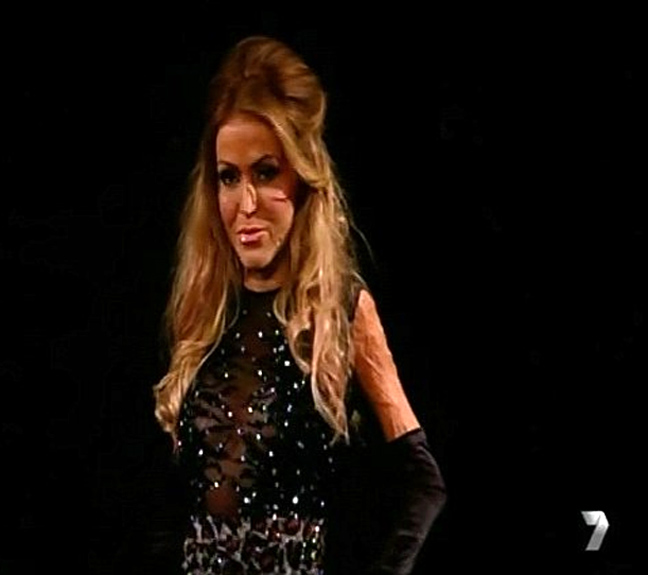 Η γυναίκα «χωρίς πρόσωπο» έβγαλε τη μάσκα - Φωτογραφία 3