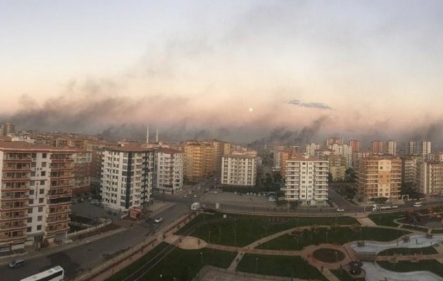 Τουρκία – Κουρδιστάν: Το Ντιγιάρμπακιρ (900.000 κάτοικοι) καίγεται! - Φωτογραφία 1