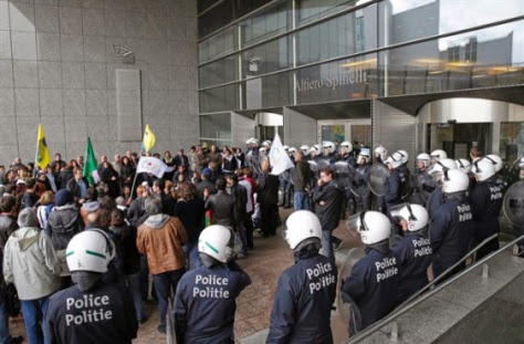 Οι Κούρδοι έσπασαν τα μέτρα ασφαλείας στο Ευρωπαϊκό Κοινοβούλιο - Φωτογραφία 2
