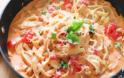 Η συνταγή της ημέρας: Φετουτσίνι με σάλτσα κόκκινης πιπεριάς και βασιλικό