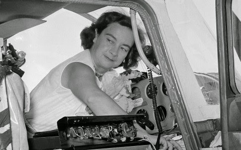 Η ιστορία που θα σας αφήσει με το στόμα ανοιχτό: Η τελευταία πτήση της πρώτης γυναίκας που έκανε μόνη της το γύρο του κόσμου...[photos] - Φωτογραφία 1