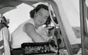 Η ιστορία που θα σας αφήσει με το στόμα ανοιχτό: Η τελευταία πτήση της πρώτης γυναίκας που έκανε μόνη της το γύρο του κόσμου...[photos]
