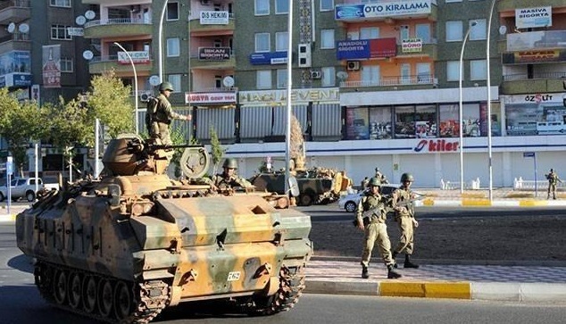 Με τα τανκς οι Τούρκοι στο κέντρο του Ντιγιάρμπακιρ (φωτογραφίες) - Φωτογραφία 3