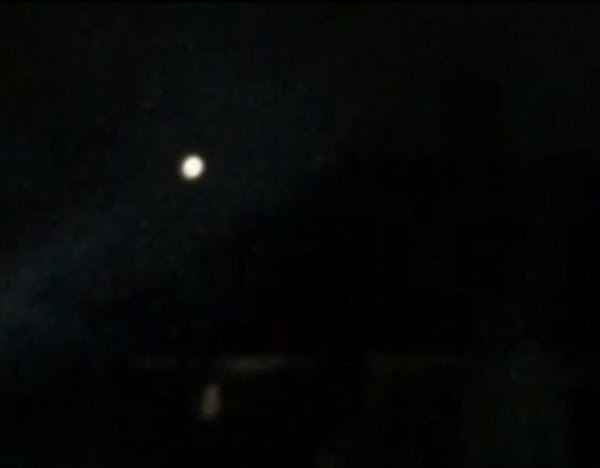 Έφτασαν οι εξωγήινοι στη Γη; Ζευγάρι είδε UFO στον ουρανό του Λονδίνου και το τράβηξε με το κινητό [video + photo] - Φωτογραφία 2